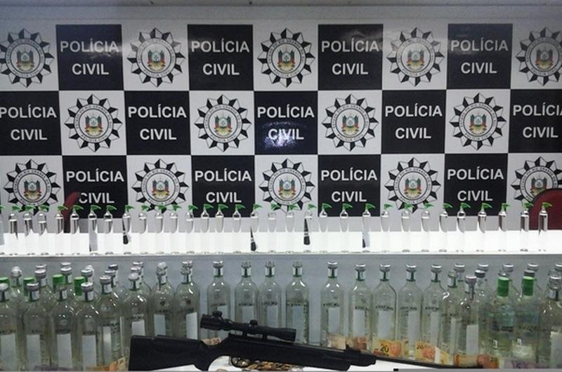 No local, foram apreendidos 40 tubos de lan&ccedil;a-perfume, uma carabina de press&atilde;o entre outros itens ilegais