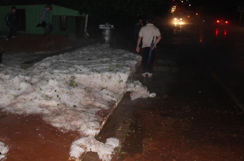 Ruas da cidade ficaram cobertas de gelo