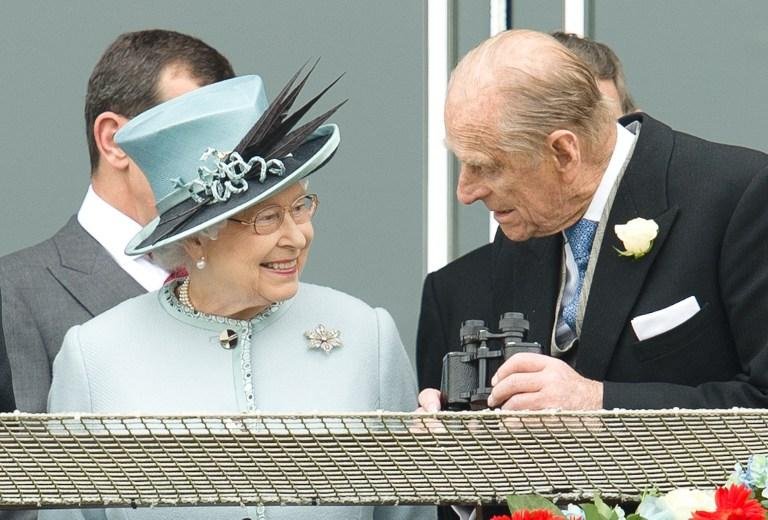 Rainha Elizabeth e pr&iacute;ncipe Phillip acompanharam corrida de cavalos no Epsom Derby