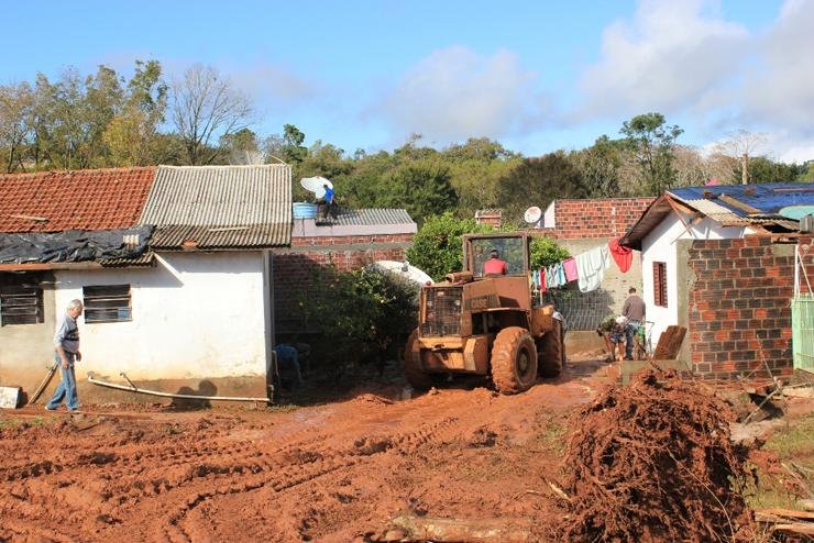 M&aacute;quinas foram utilizadas para remover sujeira e terra acumuladas ap&oacute;s o temporal