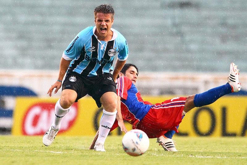 Volante estreou na S&eacute;rie A do Brasileir&atilde;o pelo Gr&ecirc;mio no empate com Santos