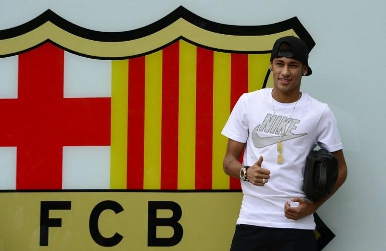 Neymar chega ao Barcelona e j&aacute; &eacute; elogiado por Iniesta