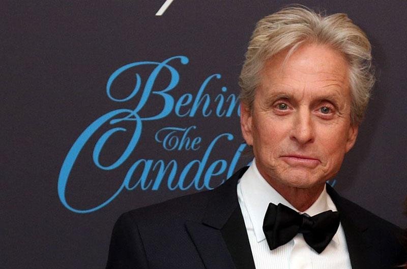 Michael Douglas nega ter atribu&iacute;do seu c&acirc;ncer ao sexo oral