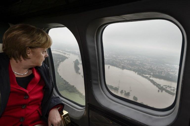Angela Merkel sobrevoa &aacute;rea afetada por inunda&ccedil;&otilde;es