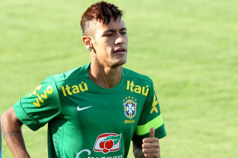 Neymar correu em volta do gramado