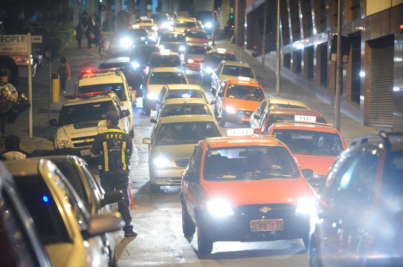 Vazamento ocorreu na rua Caldas J&uacute;nior, no Centro da Capital
