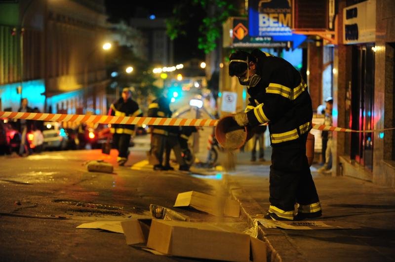 Bombeiros cobriram local do vazamento com cimento 