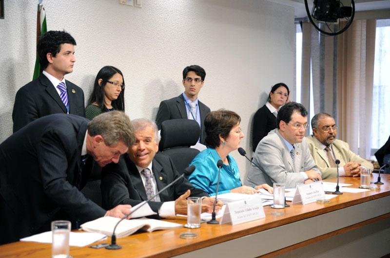 Comiss&atilde;o mista aprova MP sobre redu&ccedil;&atilde;o na conta de energia
