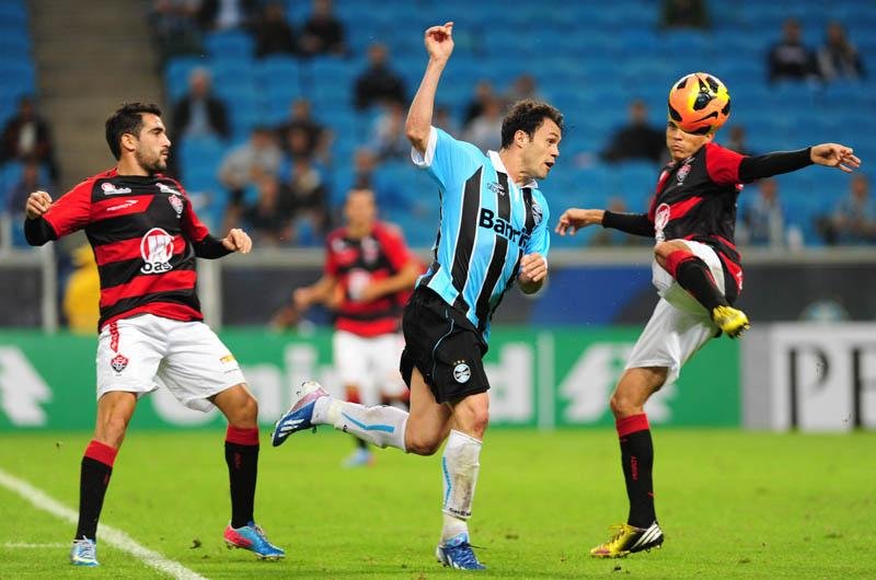 Tricolor teve dificuldade para vencer time baiano e conseguiu o &uacute;nico gol de falta