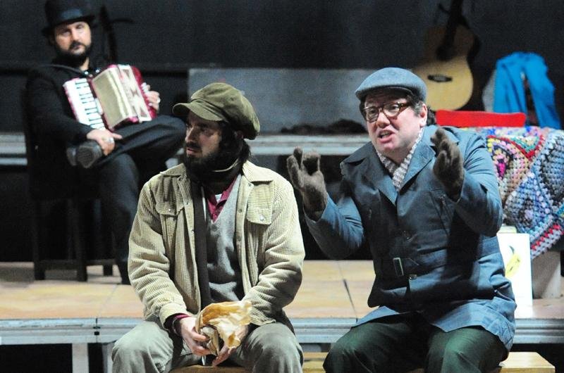 Gustavo, Adams, Arthur de Faria e grande elenco sobem ao palco do Theatro S&atilde;o Pedro em &acute;Marxismo, Ideologia e Rock n&acute; Roll&acute;