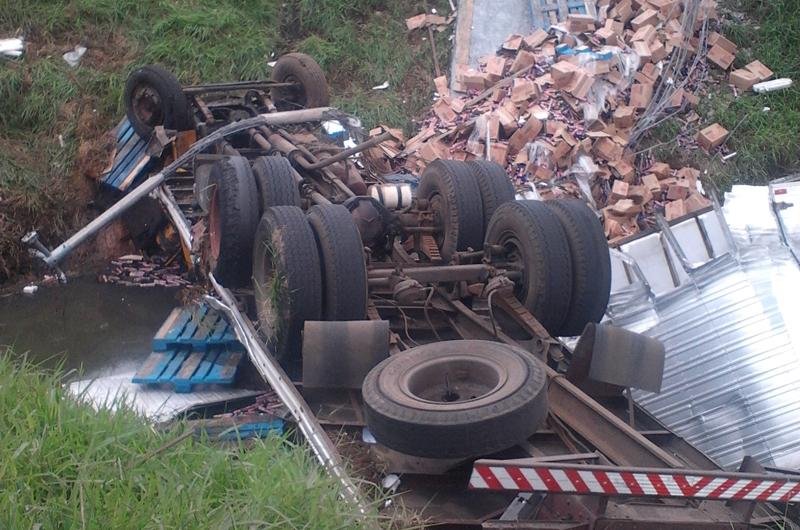 Caminhoneiro morreu ap&oacute;s ve&iacute;culo tombar na freeway