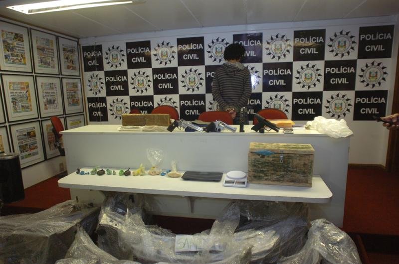 Agentes apreenderam coca&iacute;na, crack, rev&oacute;lveres e frentes de carros recortadas