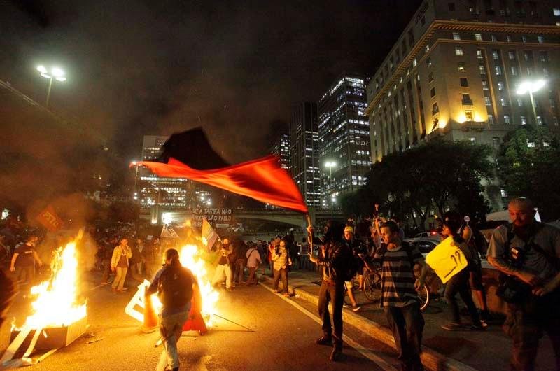 Protesto contra aumento de tarifa fecha avenidas em S&atilde;o Paulo