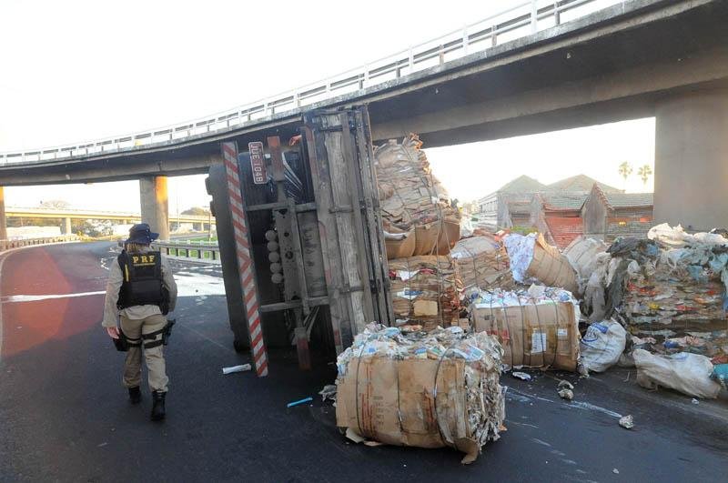 Acidente ocorreu no acesso ao v&atilde;o m&oacute;vel da ponte do Gua&iacute;ba