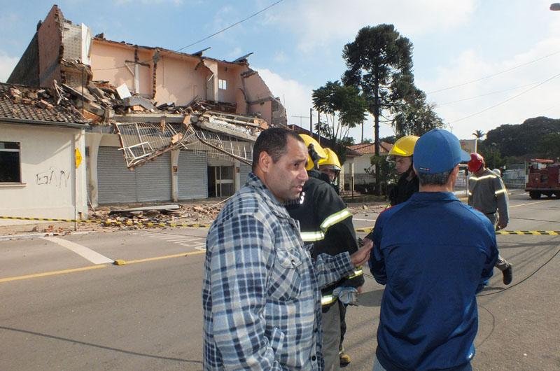 Bombeiros evacuaram ao menos tr&ecirc;s casas pr&oacute;ximas ao pr&eacute;dio e &aacute;rea est&aacute; isolada