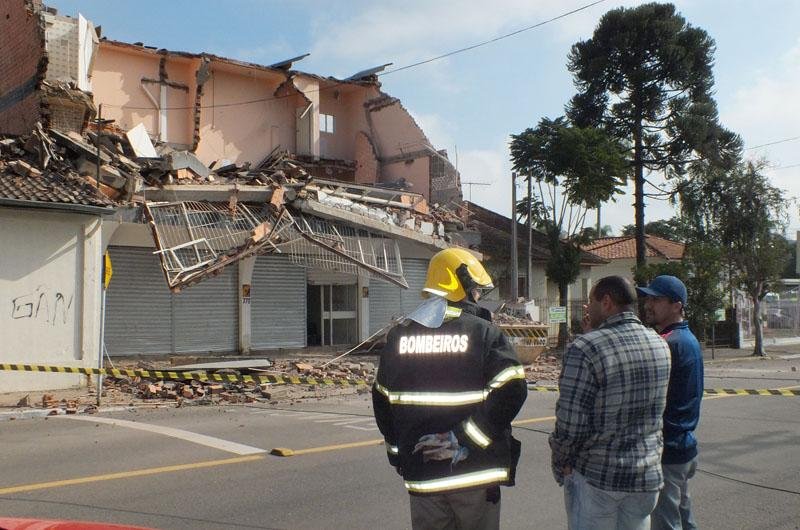 Bombeiros isolaram a &aacute;rea e presenciaram o momento do desabamento