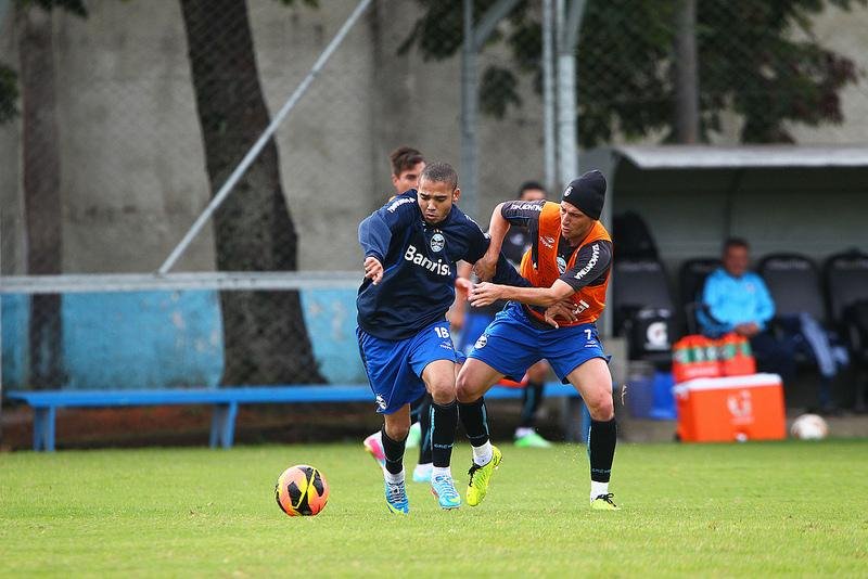 Adriano seguir&aacute; no time titular do Gr&ecirc;mio contra o Atl&eacute;tico-MG