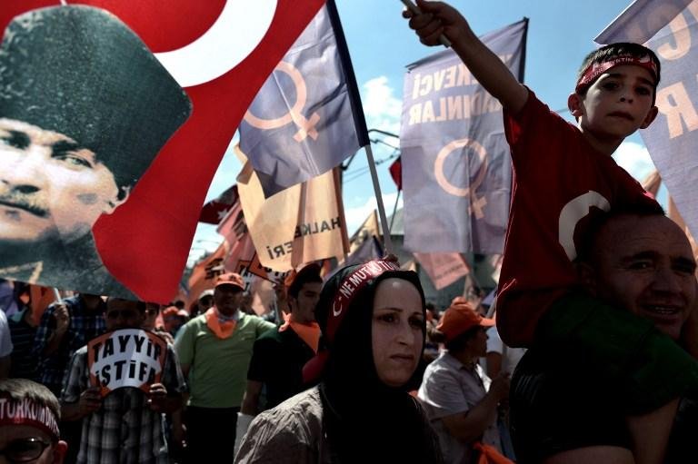 Manifestantes se re&uacute;nem para protestar contra o premi&ecirc; turco Erdogan