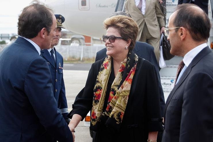 Dilma desembarcou em Portugal sem falar com a imprensa
