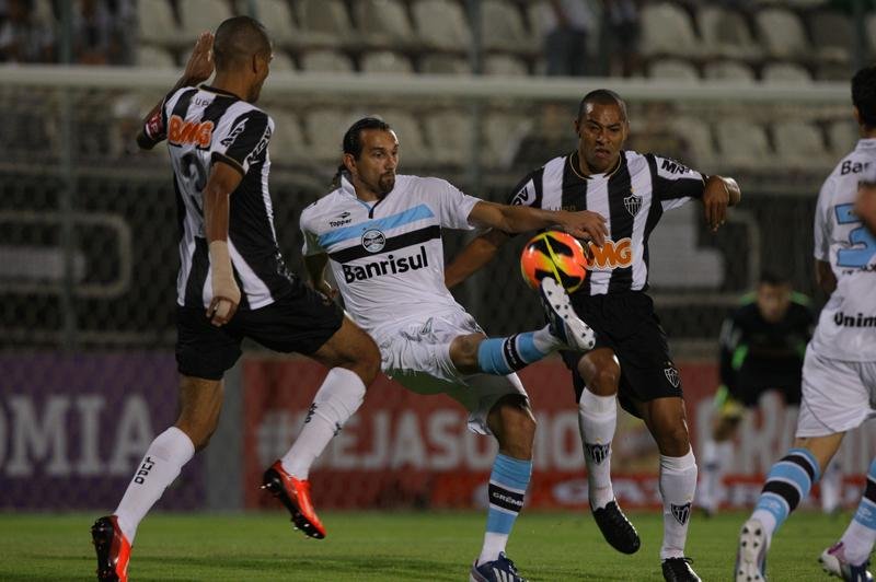 Gr&ecirc;mio busca a parte de cima da tabela 