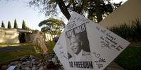População deixa homenagens e torce por melhora de Mandela