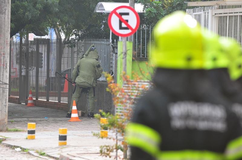 Pouco depois das 10h30min, o Grupo de A&ccedil;&otilde;es T&aacute;ticas Especiais revelou o material da caixa