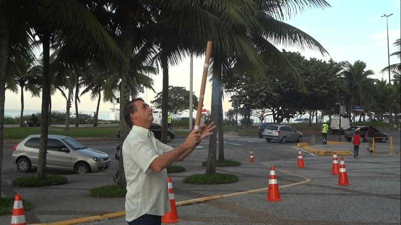 Jair Bolsonaro levou uma caixa de fogos de artif&iacute;cio para frente do hotel, na Barra da Tijuca