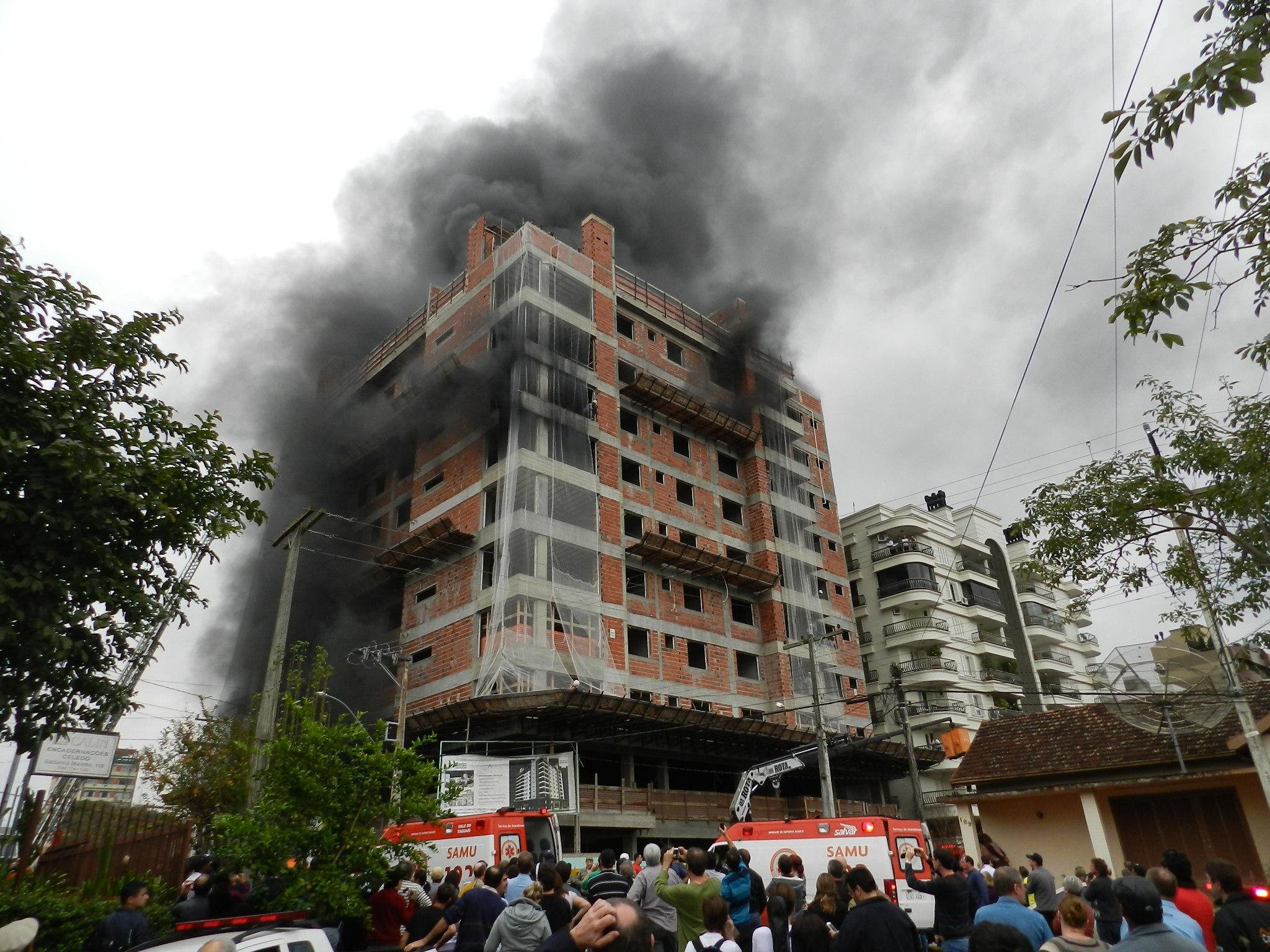 Pr&eacute;dio em constru&ccedil;&atilde;o pega fogo em Lajeado
