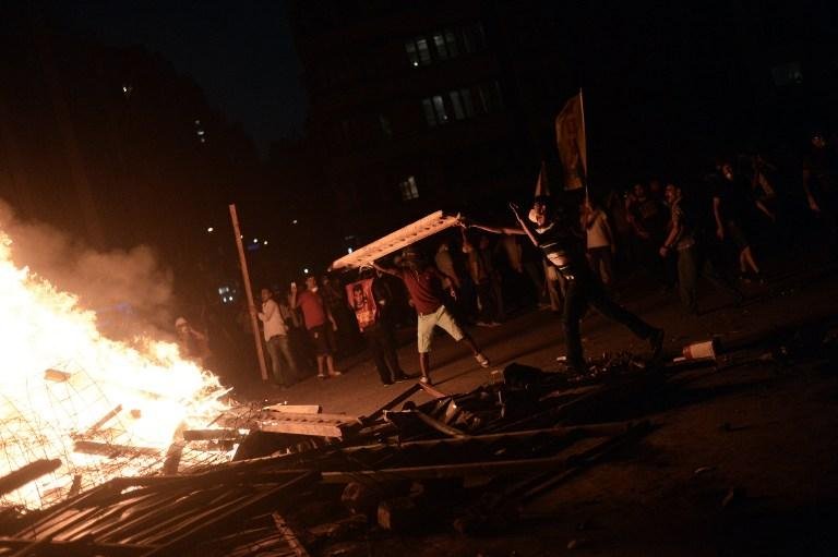 Durante todo o dia foram registrados confrontos entre a pol&iacute;cia e manifestantes armados com pedras e coquet&eacute;is Molotov
