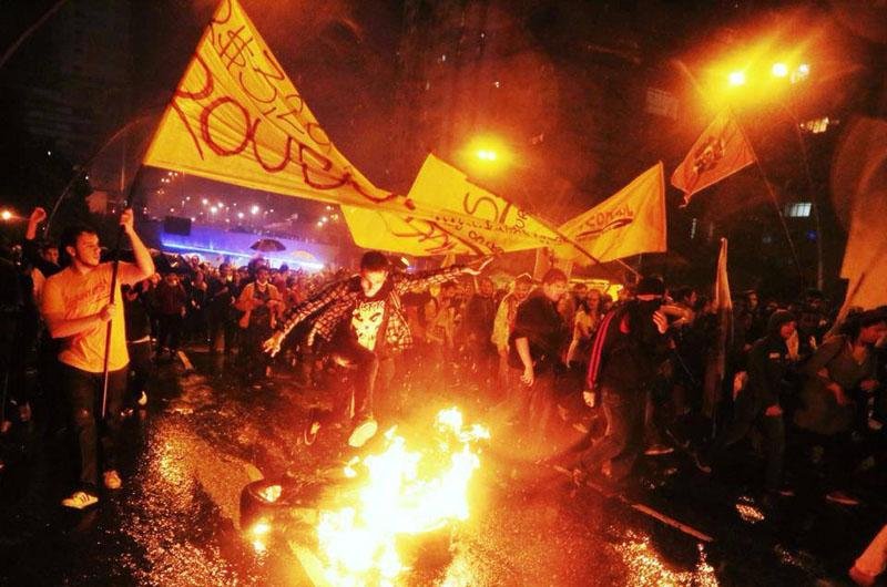 Manifestantes entraram em confronto com Tropa de Choque da Pol&iacute;cia Militar