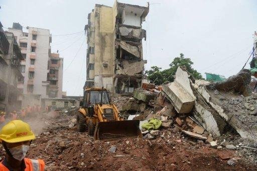 Pr&eacute;dio de quatro andares desmoronou em Mumbai