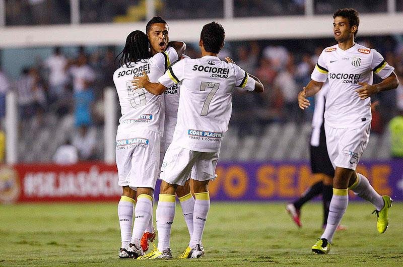 Santos vence Atl&eacute;tico-MG e deixa lanterna do Brasileir&atilde;o