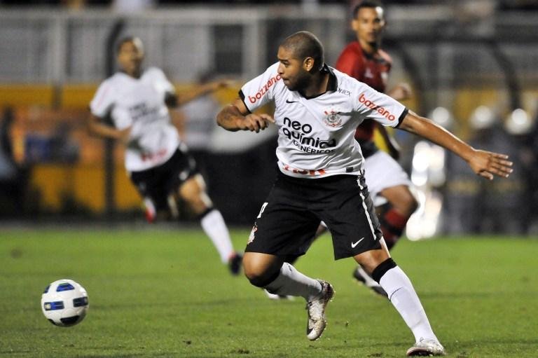 Atacante Adriano teve passagem apagada pelo Corinthians