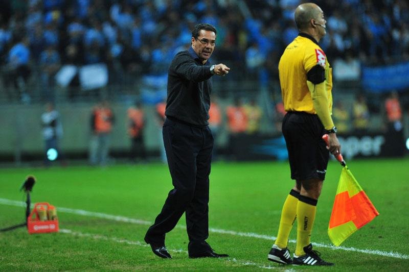 T&eacute;cnico recha&ccedil;a erro ao escalar Gr&ecirc;mio com tr&ecirc;s atacantes e destaca atitude no segundo tempo