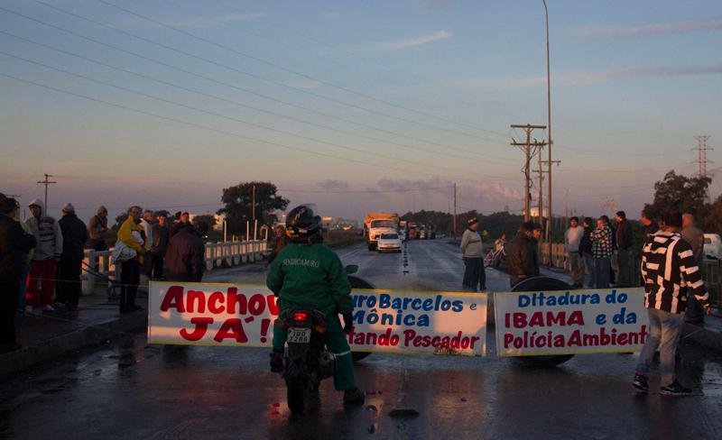 Pescadores e armadores interromperam tr&aacute;fego na BR 392, no Sul do Estado