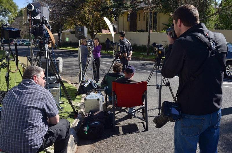 Jornalistas e fot&oacute;grafos ficam 24 horas em frente a casa do ex-presidente africano