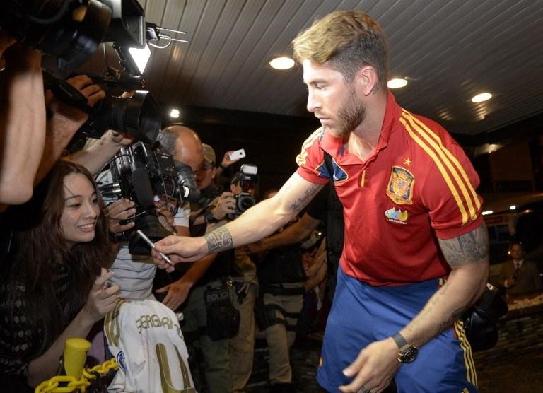 Sergio Ramos atendeu os f&atilde;s na chegada da Espanha a Recife