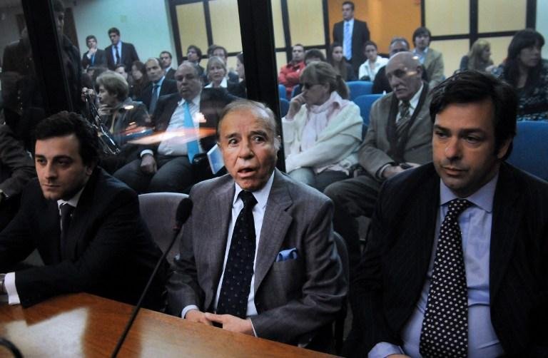 Menem (no centro) pegar&aacute; sete anos de pris&atilde;o