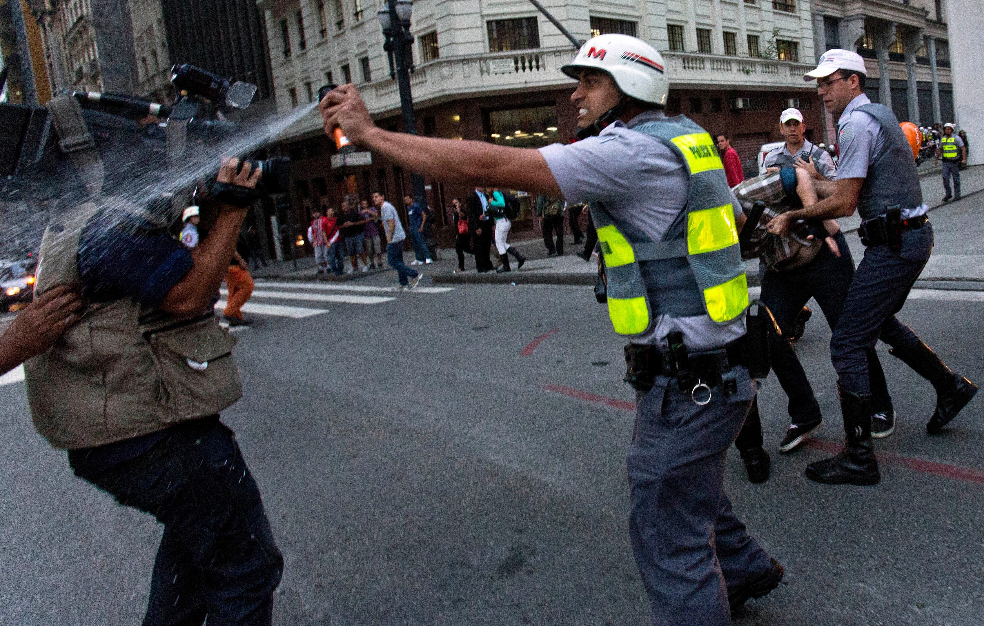 Pol&iacute;cia prendeu ao menos 68 pessoas nas ruas da capital paulista durante manifesta&ccedil;&otilde;es