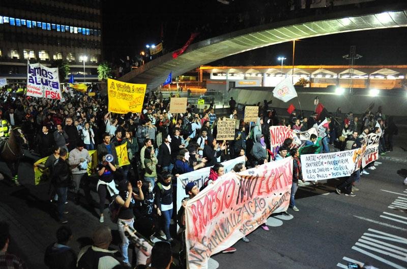 Protesto reuniu mais de 2 mil jovens nas ruas de Porto Alegre