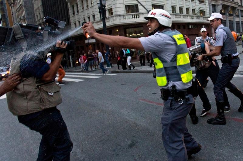 Jornalistas que estavam cobrindo o protesto foram agredidos e presos