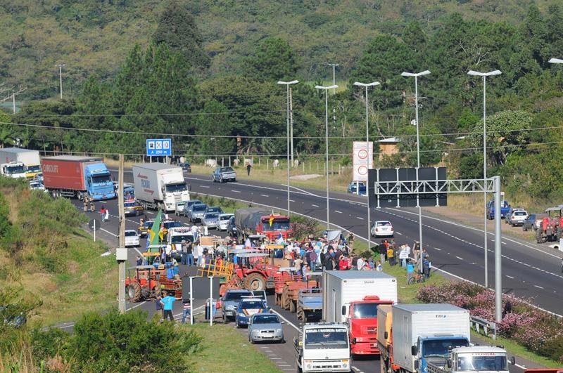 Protesto de agricultores gerou congestionamento na BR 101