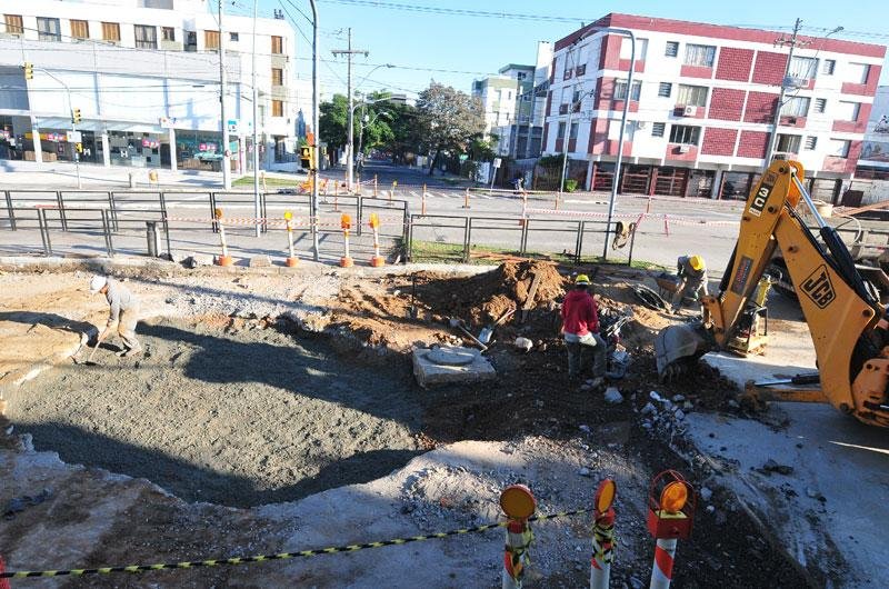 Trecho &eacute; pr&oacute;ximo ao n&uacute;mero 889 da rua Salvador Fran&ccedil;a