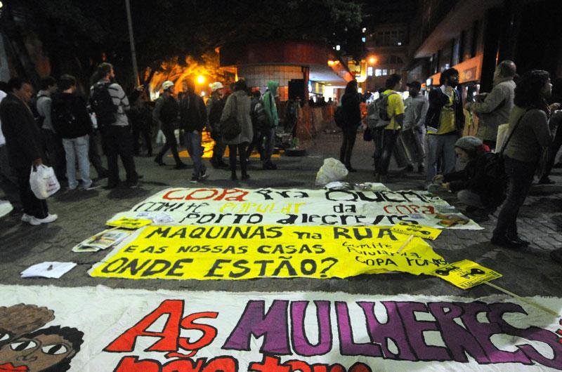 Manifestantes convocaram pela internet a&ccedil;&atilde;o no Largo Gl&ecirc;nio Peres