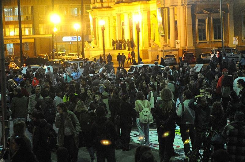 Manifesta&ccedil;&atilde;o em Porto Alegre reuniu centenas no Largo Gl&ecirc;nio Peres
