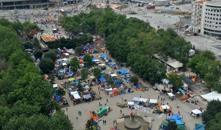 Manifestantes ocupam pra&ccedil;a em Istambul