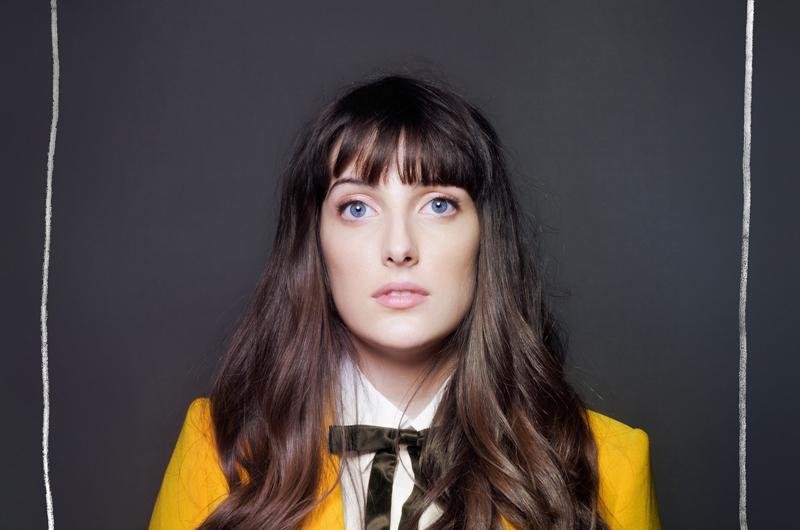 Clarisse Falc&atilde;o s&oacute; disponibiliza suas m&uacute;sicas na internet