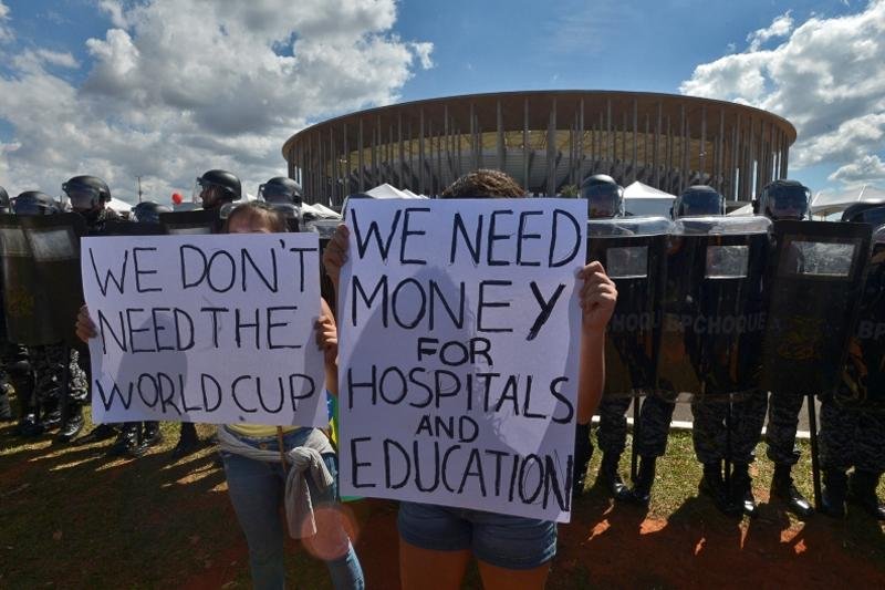 Manifestantes criticam recursos que poderiam ser usados em hospitais e educa&ccedil;&atilde;o