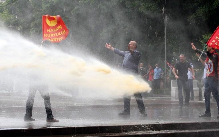 Pol&iacute;cia usou canh&otilde;es de &aacute;gua em manifestantes turcos