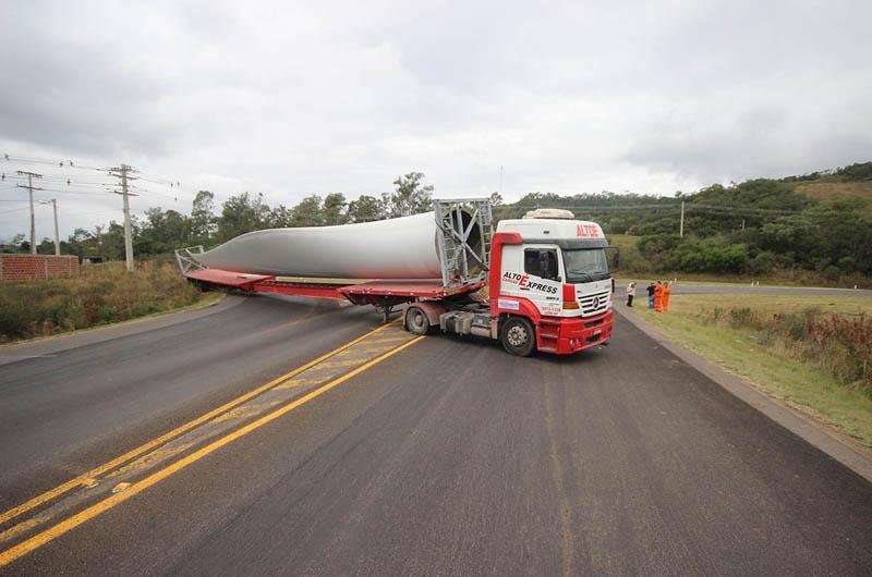 Caminh&atilde;o carregado com h&eacute;lice interrompe estrada em Livramento